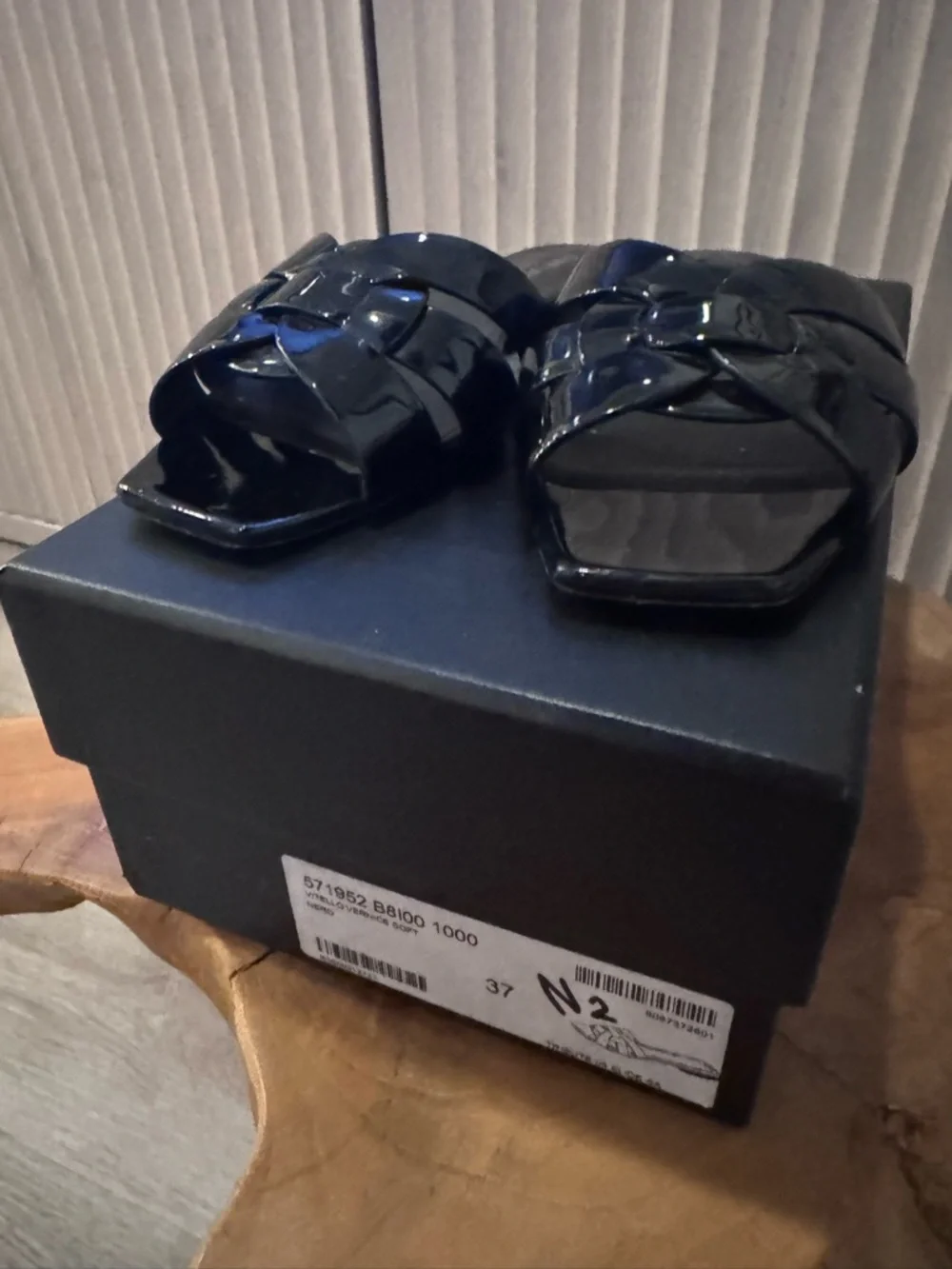 SAINT LAURENT
Tribute Nu Pieds Patent Leather Flat Sandals - Picture 7 of 13